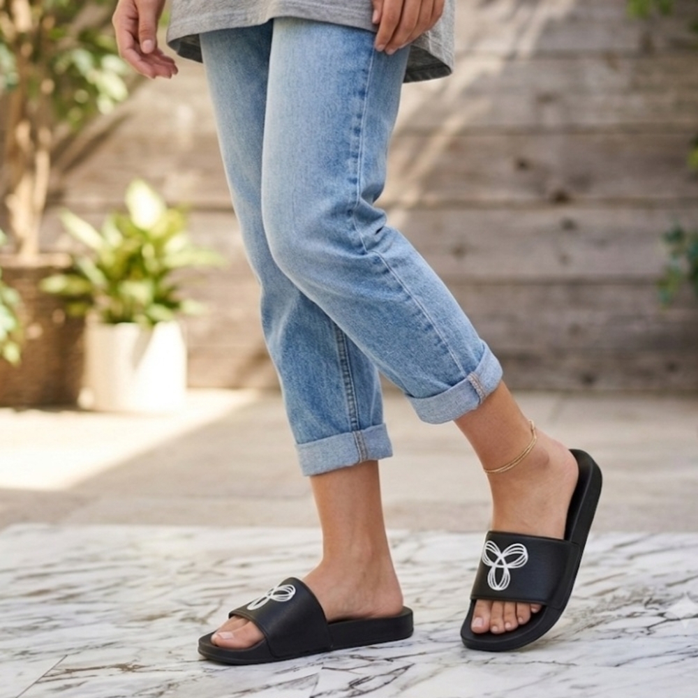 ✨️​TNA Aritzia Black & White Logo Slide Sandals ✨️Size 9